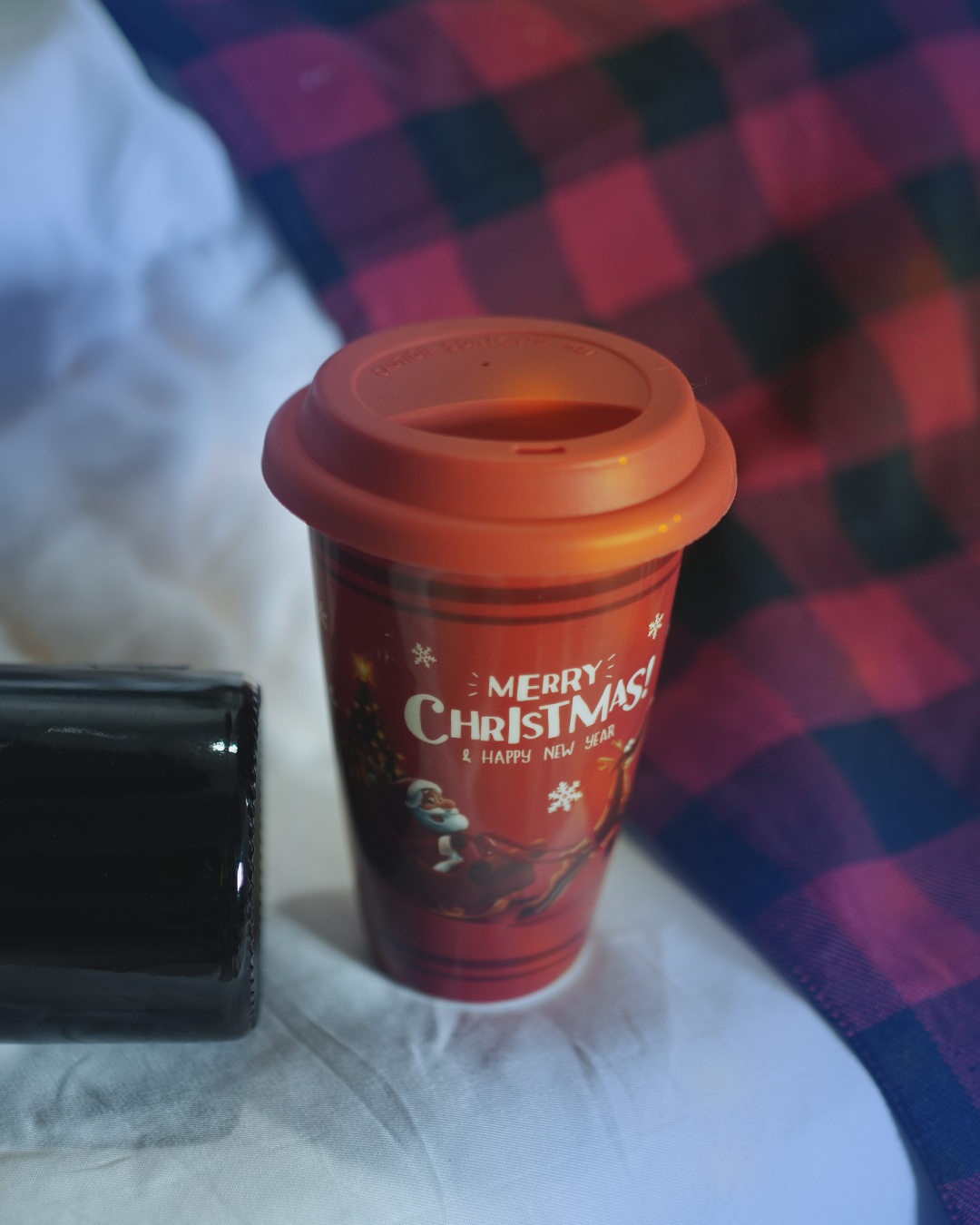 Christmas gift idea: Festive red mug with Santa, ideal for hot cocoa.